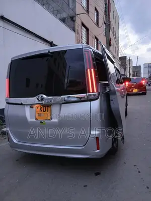 Toyota Noah 2018 Silver