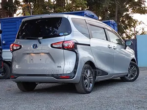 Toyota Sienta 2018 Silver