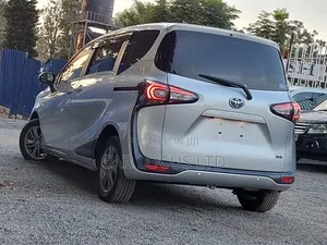 Toyota Sienta 2018 Silver