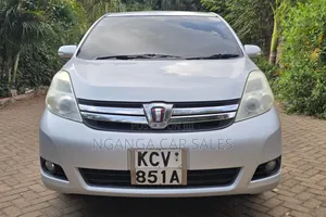 Toyota ISIS 2012 Silver