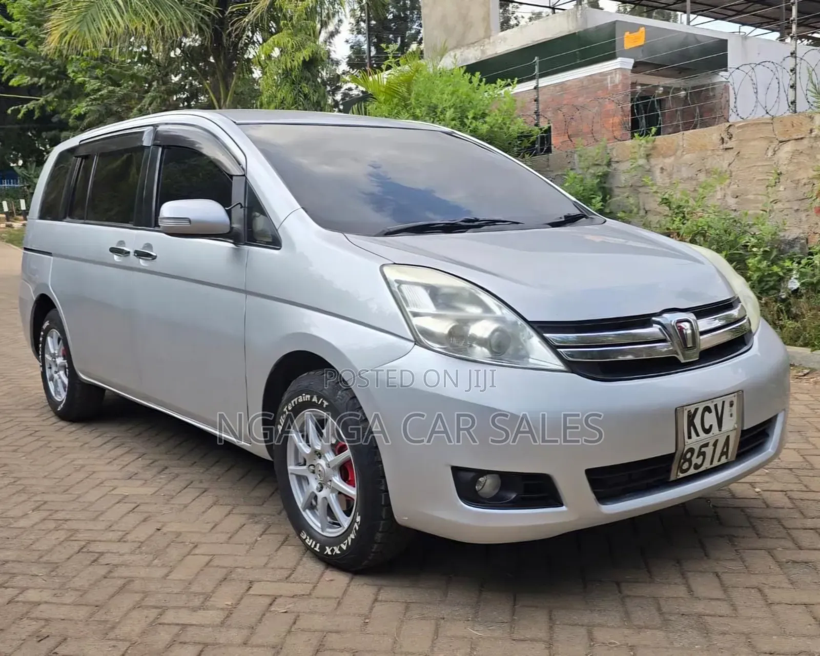 Toyota ISIS 2012 Silver