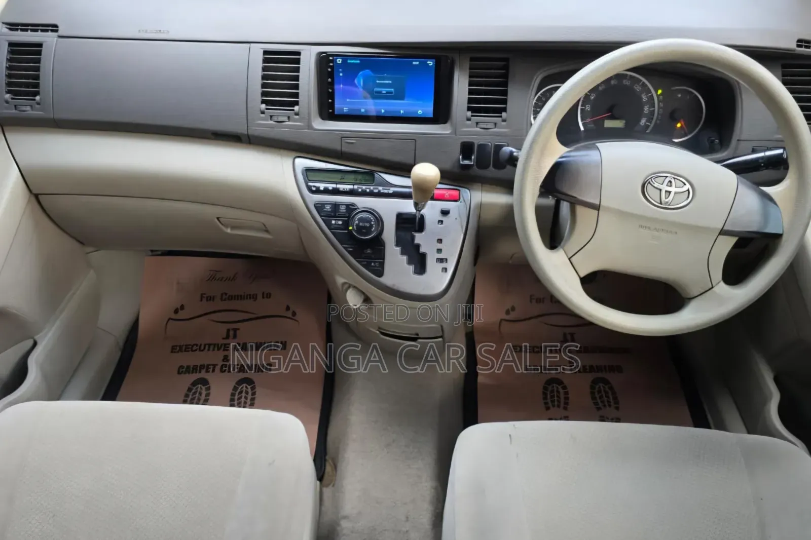 Toyota ISIS 2012 Silver