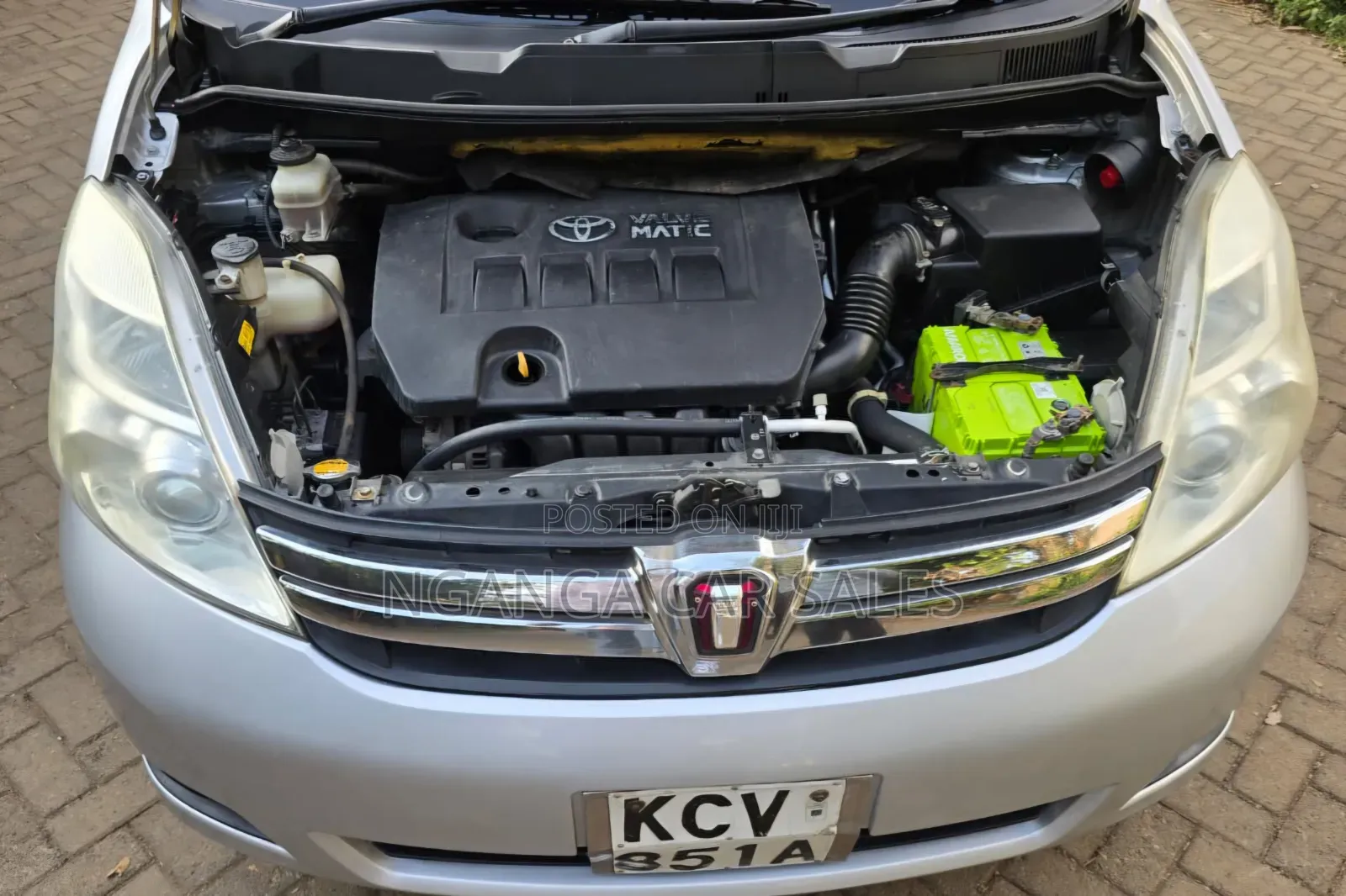 Toyota ISIS 2012 Silver