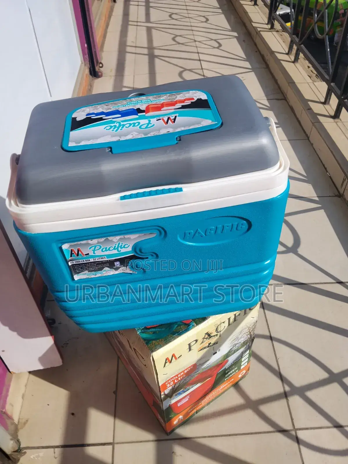 Pacific 32 Litre Insulated Cooler Box With Handle