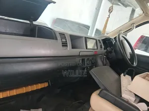 Toyota HiAce 2015 Silver