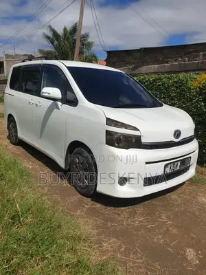 Toyota Voxy 2010 White