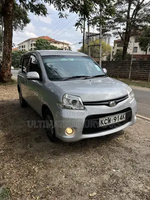 Toyota Sienta 1.5 FWD 2012 Silver