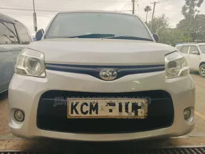 Toyota Sienta 2011 Silver