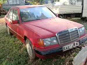 Mercedes-Benz E200 1993 Red