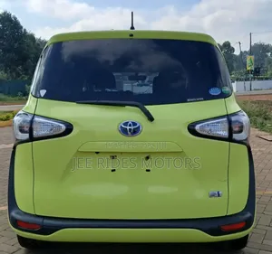 Toyota Sienta 2019 Green