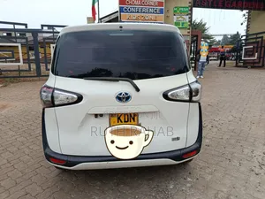 Toyota Sienta 2017 White
