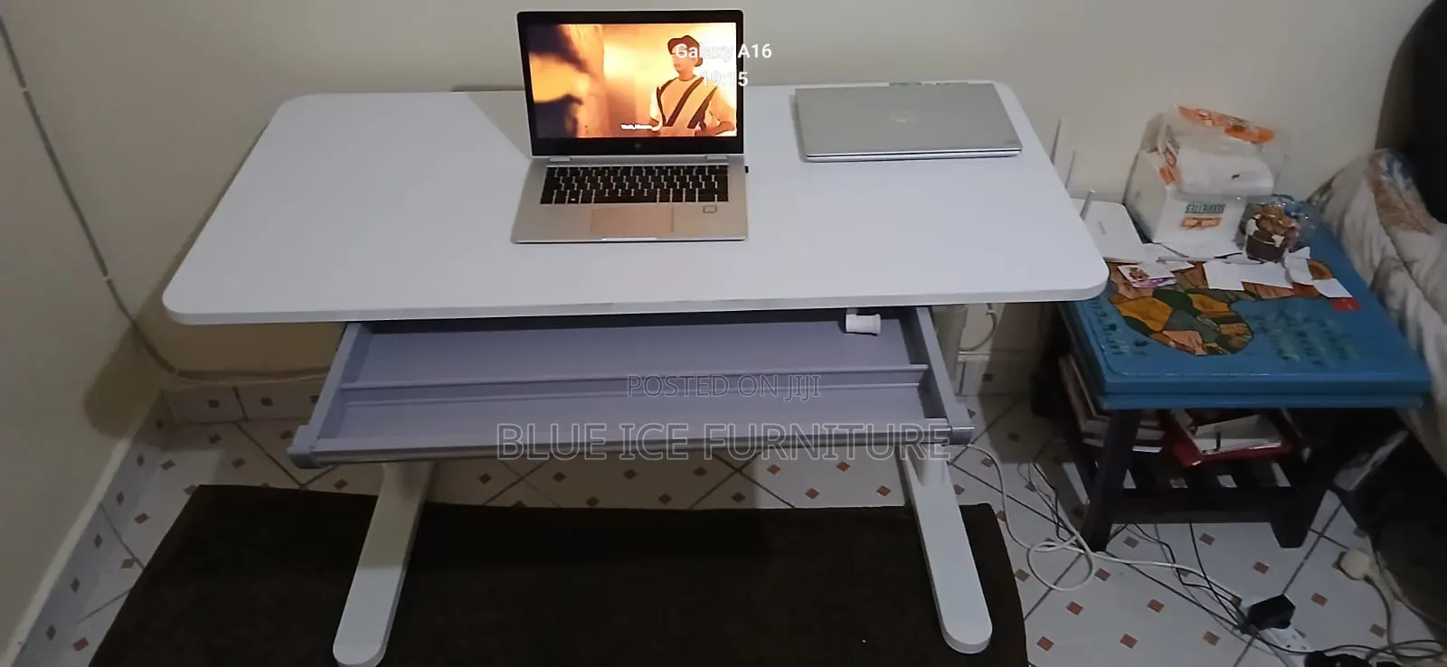 Modern Adjustable Manual Table