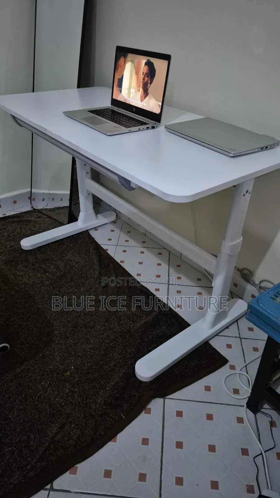 Modern Adjustable Manual Table
