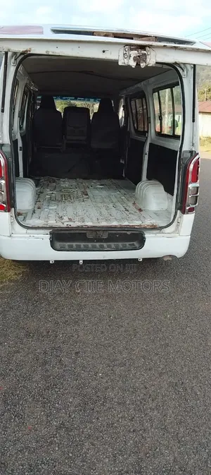 Toyota HiAce 2010 White