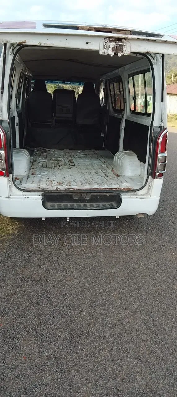 Toyota HiAce 2010 White