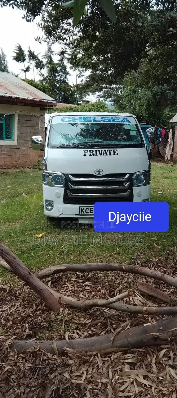 Toyota HiAce 2010 White