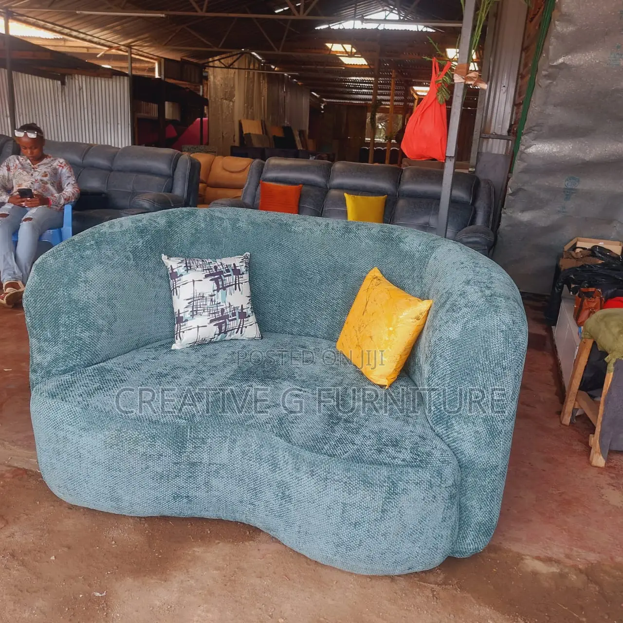 2-Seater Curved Sofa With Pillows