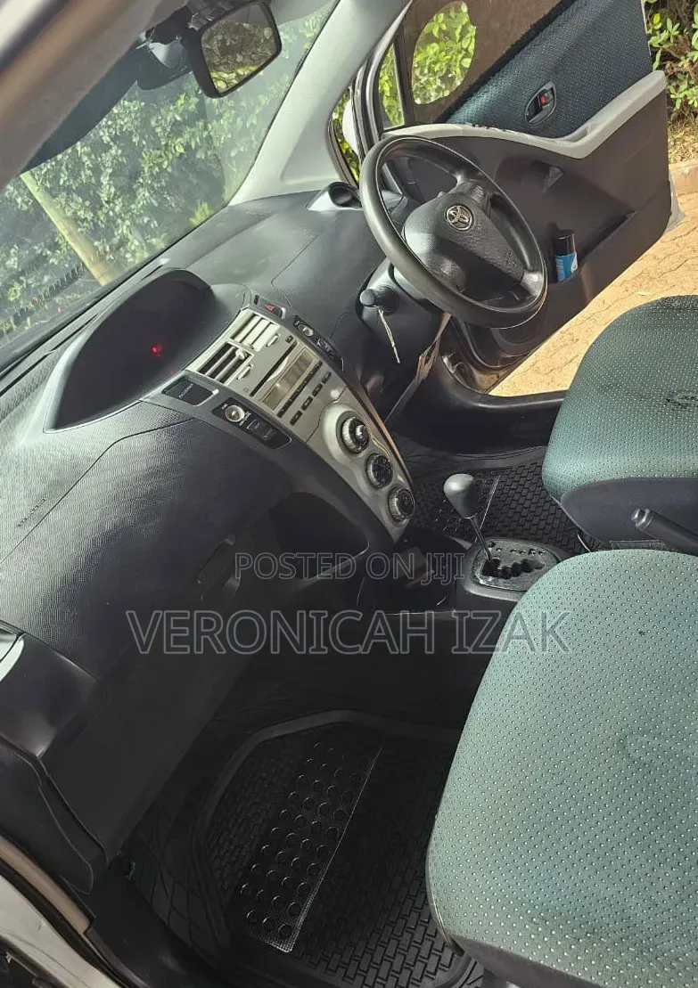 Toyota Vitz 2006 Silver