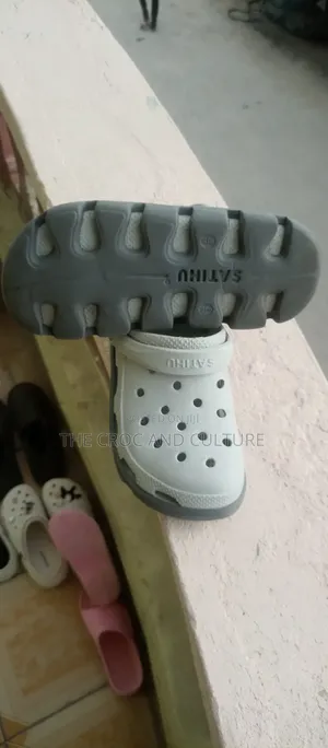 Satihu Clogs
