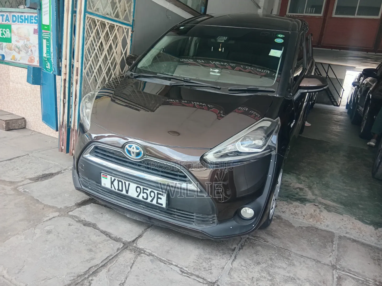 Toyota Sienta 2018 Maroon