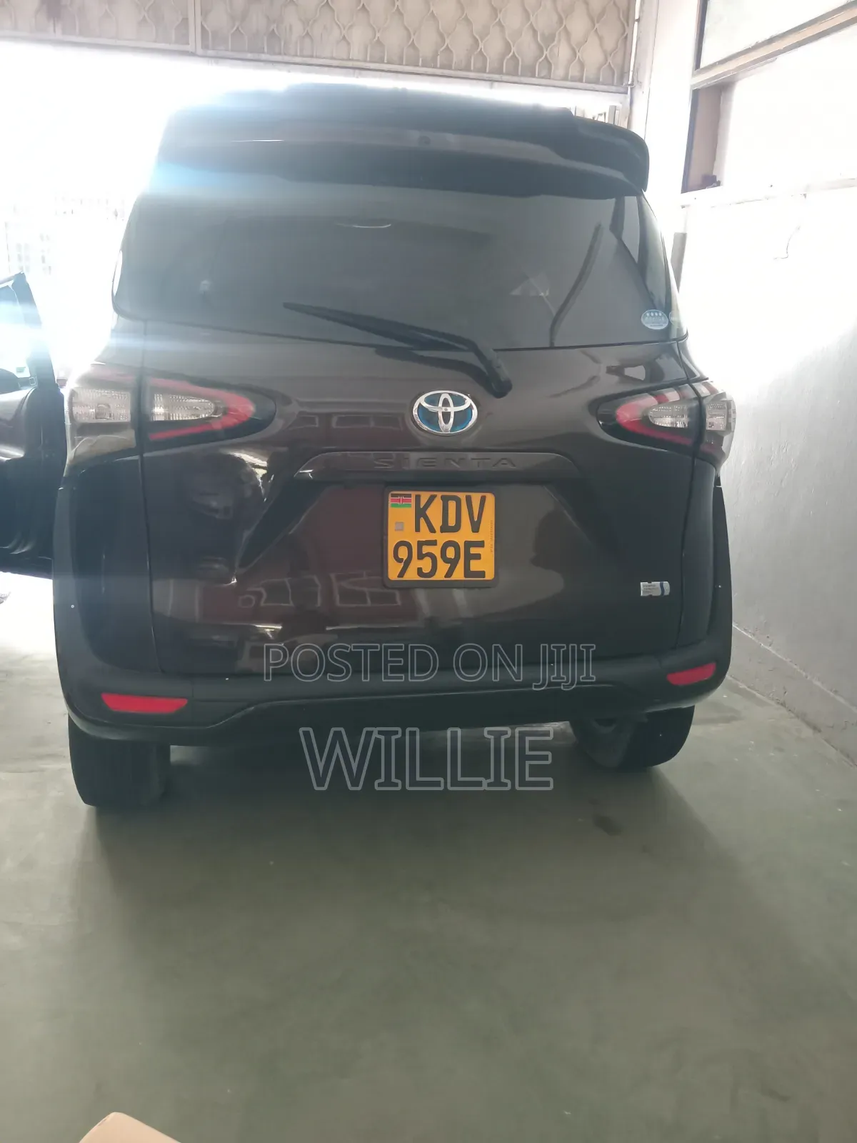 Toyota Sienta 2018 Maroon