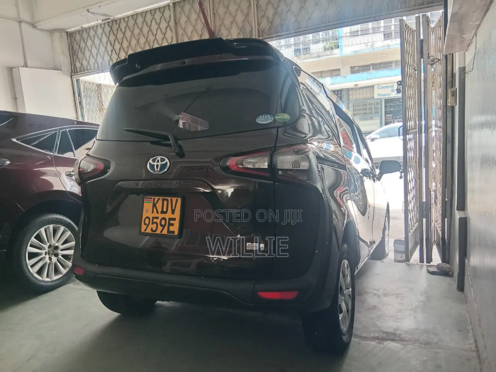 Toyota Sienta 2018 Maroon