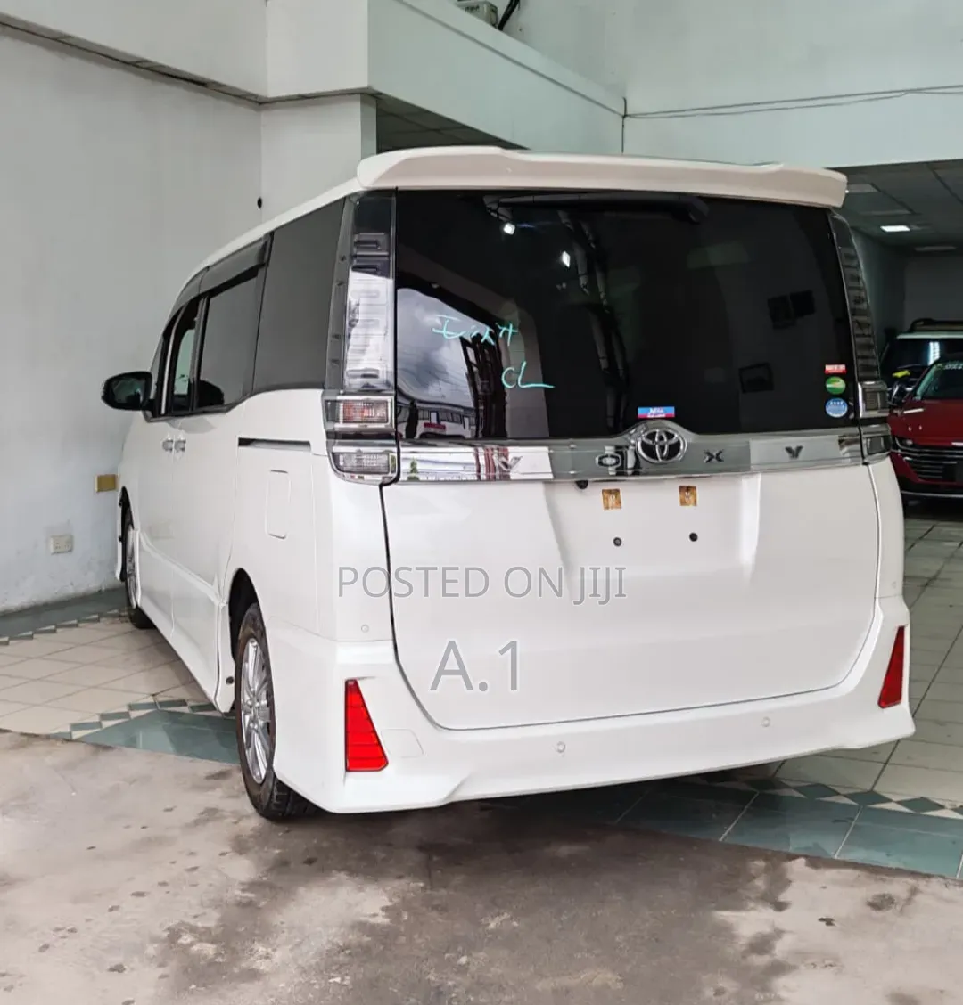 Toyota Voxy 2019 Off white