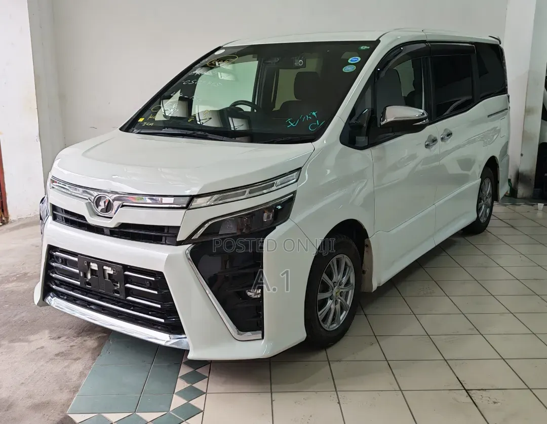 Toyota Voxy 2019 Off white