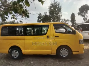 Toyota HiAce 2015 Yellow