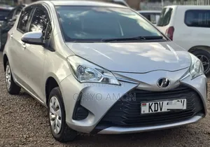 Toyota Vitz 2018 Silver