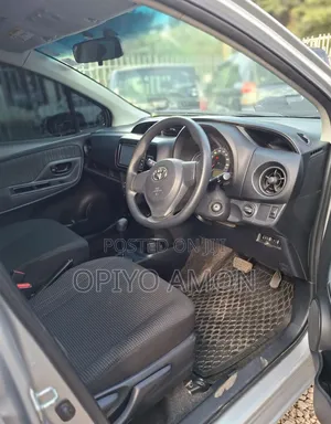Toyota Vitz 2018 Silver