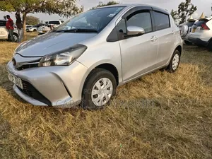 Toyota Vitz 2017 Silver