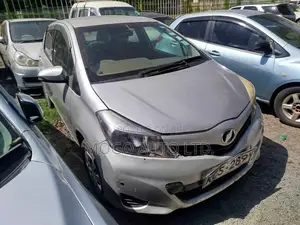 Toyota Vitz 2011 Silver