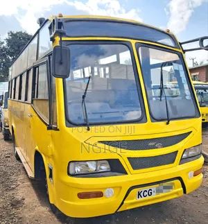 Isuzu NQR 2015 Yellow