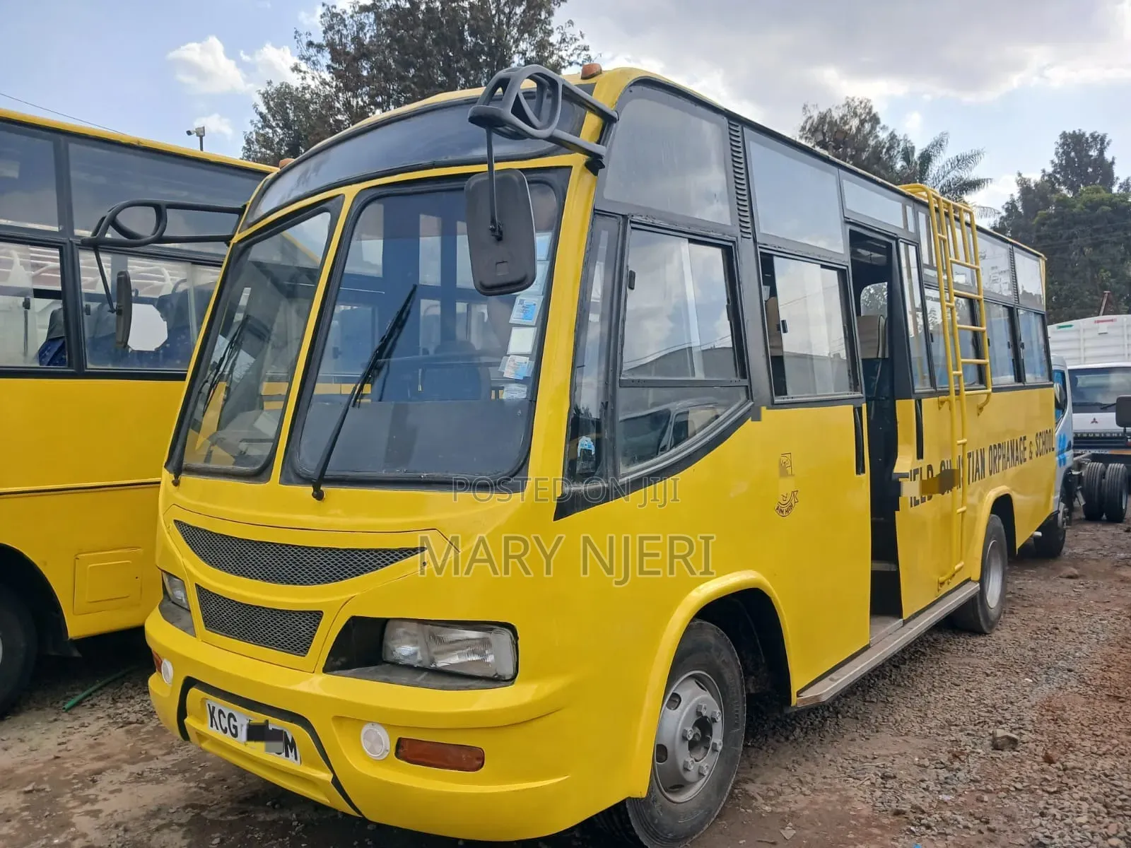 Isuzu Executive Bus 2015 Yellow