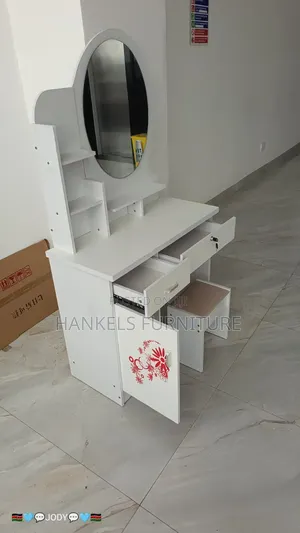 Modern Dressing Table With Mirror