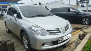 Nissan Tiida 2010 Silver
