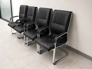 Executive Manager Swivel Chair With Leather Finish
