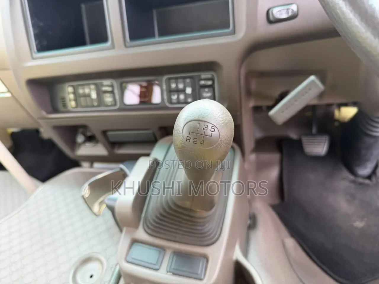 Mitsubishi Fuso Rosa 2019 Yellow