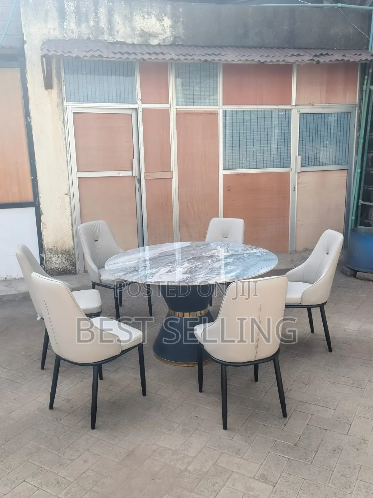 Luxurious Round Dining Set