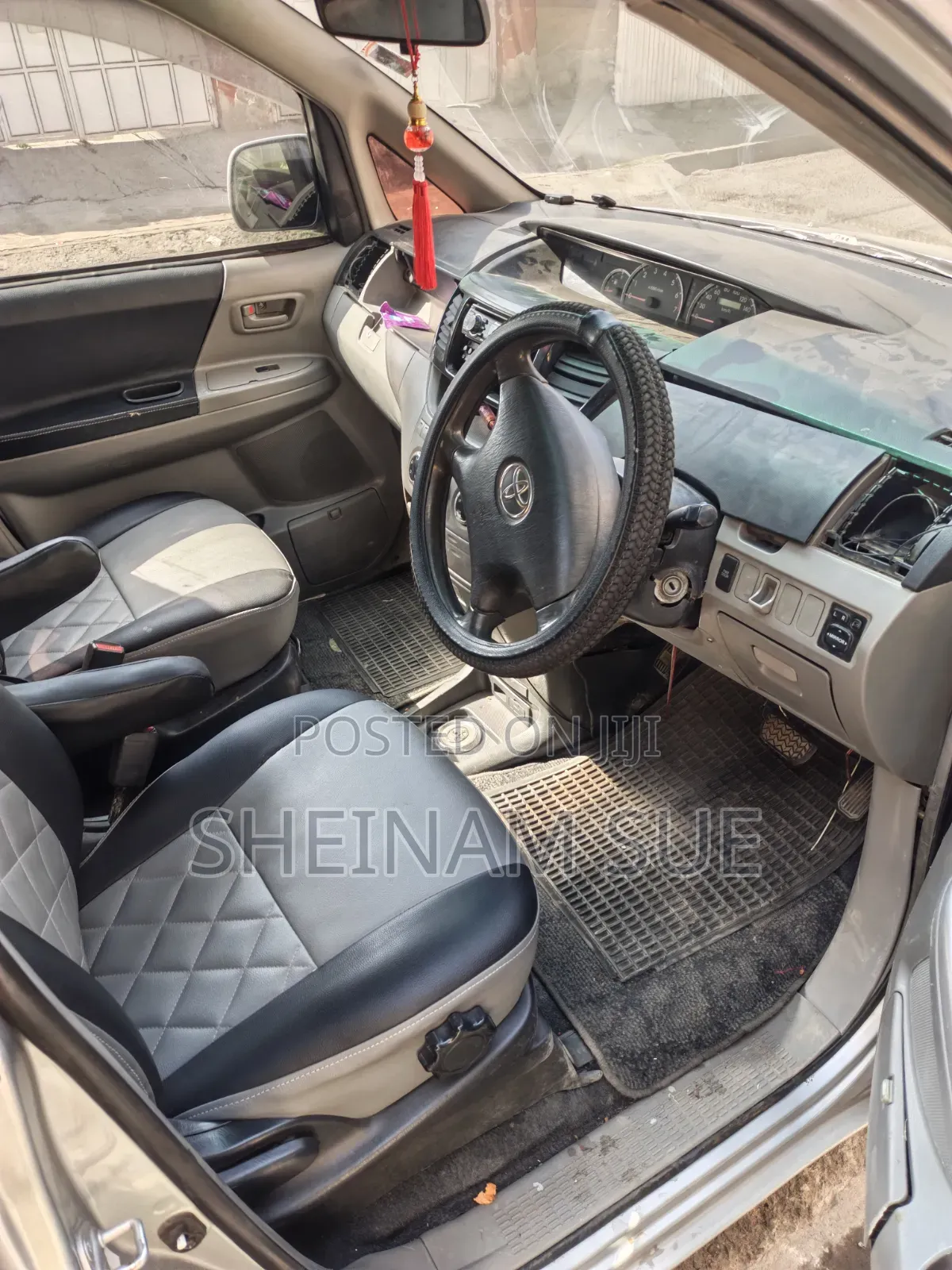 Toyota Voxy 2004 Silver