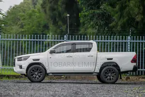 Toyota Hilux 2022 White