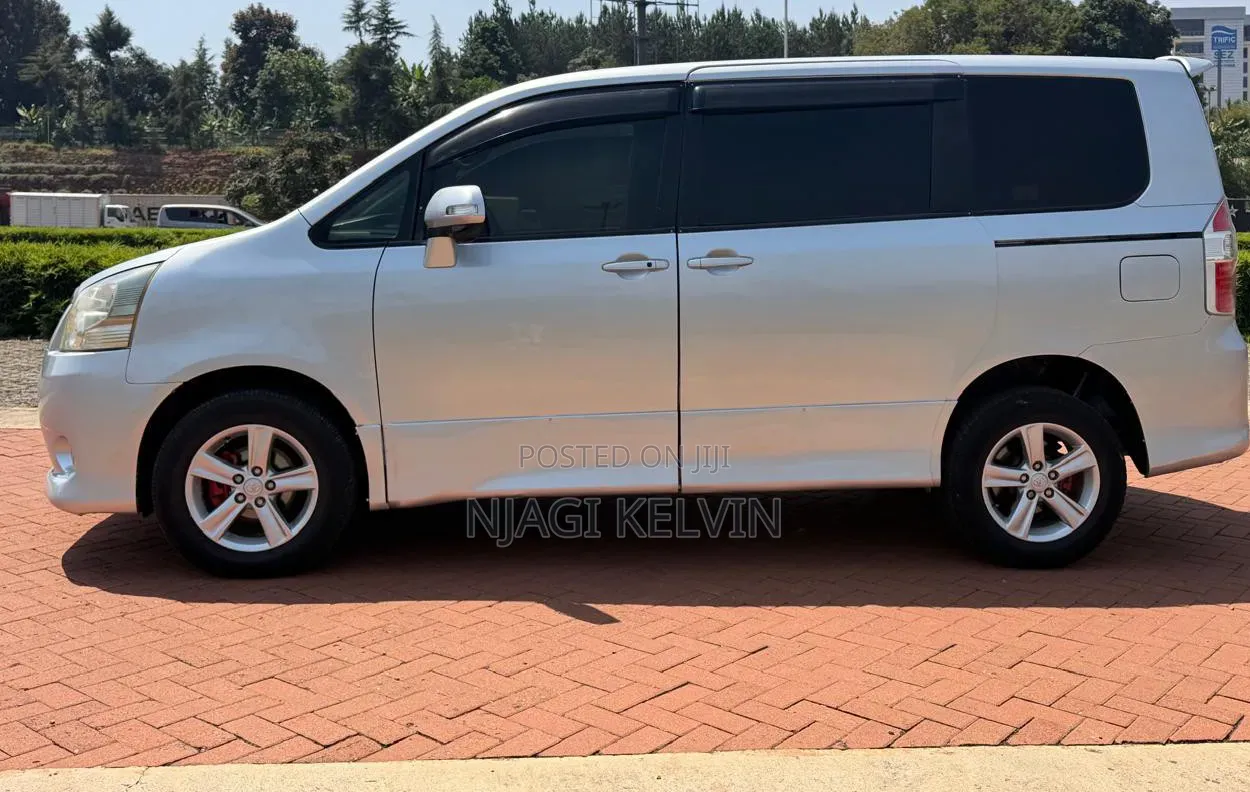 Toyota Noah 2009 Silver