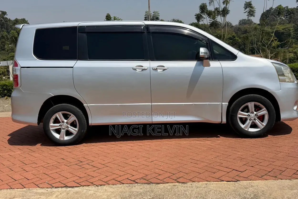 Toyota Noah 2009 Silver