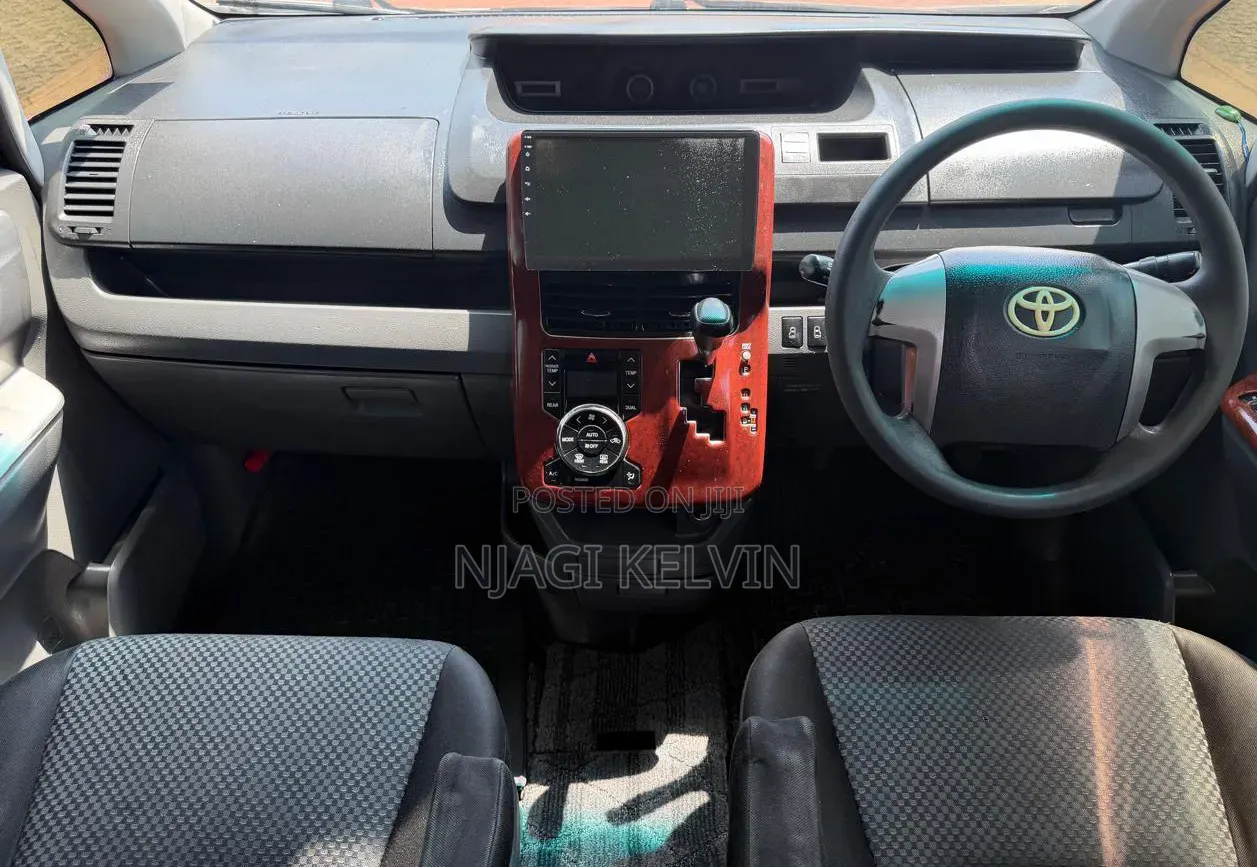 Toyota Noah 2009 Silver