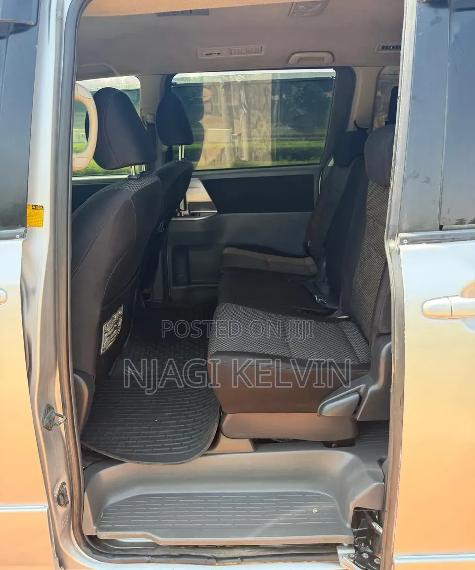 Toyota Noah 2009 Silver