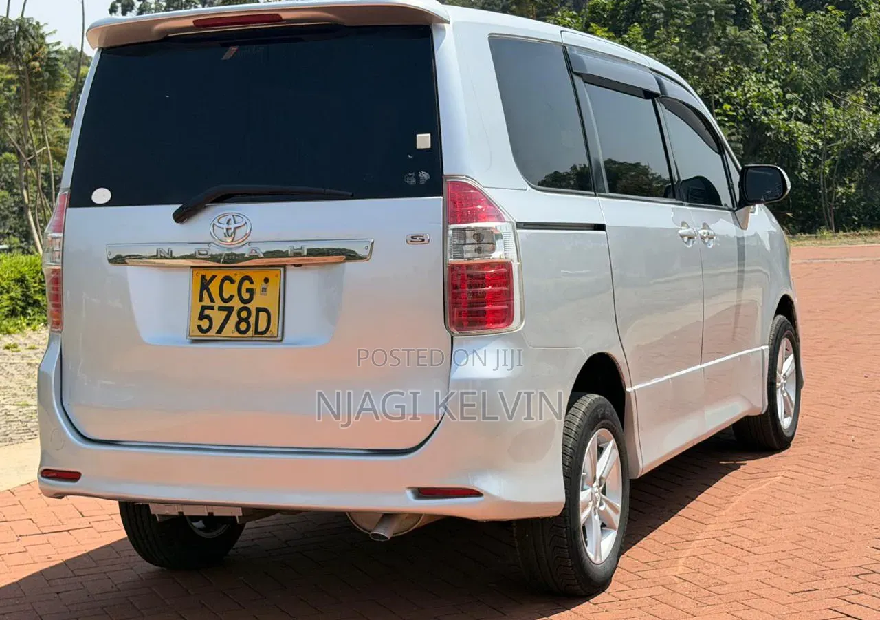 Toyota Noah 2009 Silver