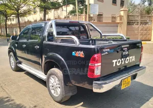 Toyota Hilux 2013 Black