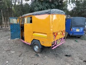 Piaggio 2020 Yellow