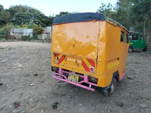 Piaggio 2020 Yellow